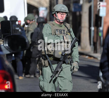 Diverses équipes SWAT étape le long de High Street pendant le Yale lockdown lundi matin. New Haven, CT USA Banque D'Images