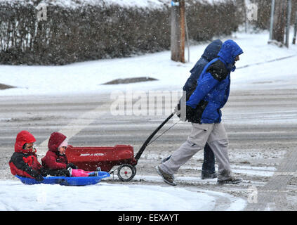 Deux enfants à remorquer le long de Whitney Avenue pendant la tempête samedi. Banque D'Images