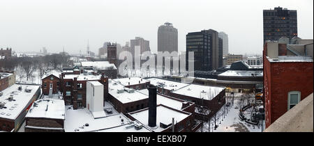 Vue panoramique du centre-ville de New Haven , recouvert de neige tôt le samedi soir. Banque D'Images