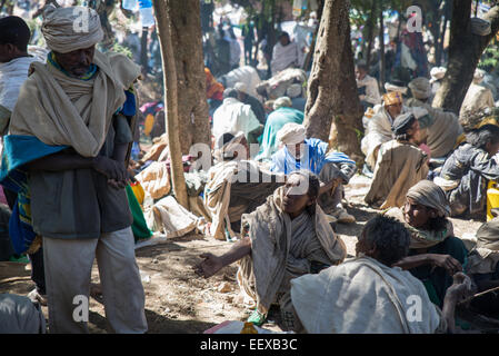 Collecte de pèlerins chrétiens et en attente de cérémonie à Lalibela célèbre pour les 13 églises, l'Éthiopie rock Banque D'Images