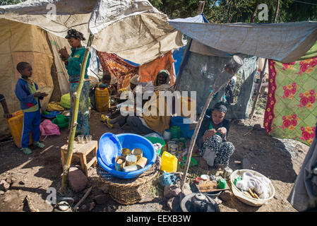 Collecte de pèlerins chrétiens et en attente de cérémonie à Lalibela célèbre pour les 13 églises, l'Éthiopie rock Banque D'Images