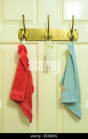 Deux serviettes suspendu à une porte de la salle de bains Banque D'Images