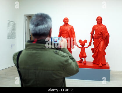Visiteur prend photo de l'œuvre d'art dans une galerie Banque D'Images