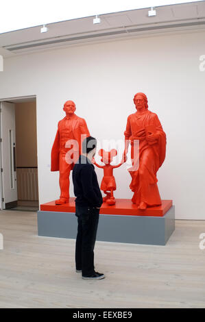 Visiteur consulte l'œuvre d'art dans une galerie Banque D'Images