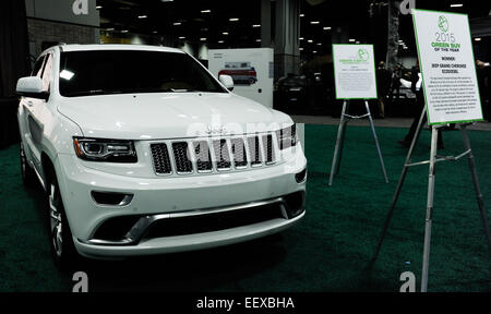 Washington, DC, USA. 22 janvier, 2015. Jeep Grand Cherokee, le SUV vert de l'année décerné par Green Car Journal, est présenté au cours de la deuxième journée de la presse de 2015 Salon de l'Auto de Washington à Washington, DC, la capitale des États-Unis, le 22 janvier 2015. Credit : Bao Dandan/Xinhua/Alamy Live News Banque D'Images