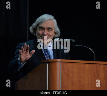 Washington, DC, USA. 22 janvier, 2015. Le Secrétaire à l'Énergie des États-Unis Ernest Moniz parle au cours de la deuxième journée de la presse de 2015 Salon de l'Auto de Washington à Washington, DC, la capitale des États-Unis, le 22 janvier 2015. Credit : Bao Dandan/Xinhua/Alamy Live News Banque D'Images