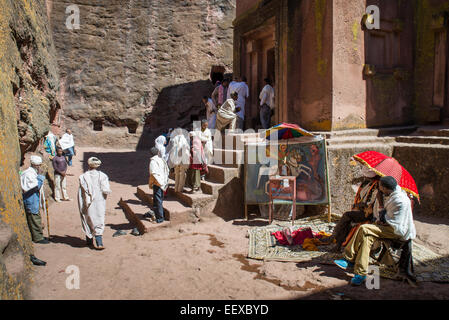 Les pèlerins se rendant sur l'église de Saint Georges Bet Giyorgis à Lalibela, Ethiopie, site du patrimoine mondial de l'UNESCO Banque D'Images