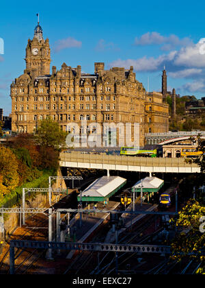 La gare de Waverley et l'hôtel Old Waverley dans Princes Street Edinburgh Scotland UK avec des trains visible sur la voie de chemin de fer ci-dessous Banque D'Images