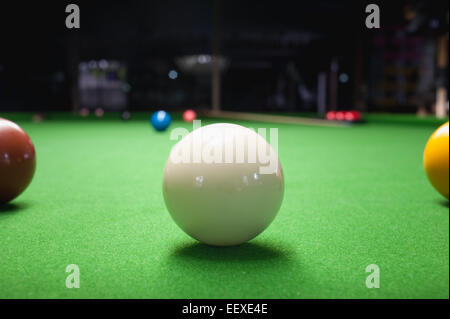 Boule de billard sur table surface verte Banque D'Images