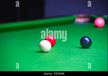 Boule de billard sur table surface verte Banque D'Images