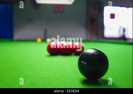 Boule de billard sur table surface verte Banque D'Images