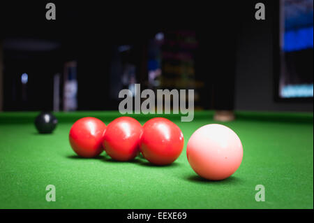 Boule de billard sur table surface verte Banque D'Images