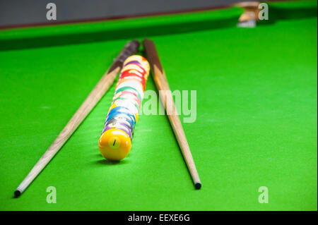 Boule de billard et cue sur table verte Banque D'Images