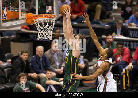 Milwaukee, WI, USA. 22 janvier, 2015. Utah Jazz de l'avant Gordon Hayward (20) scores sur un dunk au cours de la NBA match entre les Utah Jazz et les Milwaukee Bucks à la BMO Harris Bradley Center de Milwaukee, WI. L'Utah a battu Milwaukee 101-99. John Fisher/CSM/Alamy Live News Banque D'Images