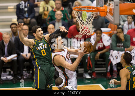 Milwaukee, WI, USA. 22 janvier, 2015. Milwaukee Bucks Zaza Pachulia centre (27) sur une mise en place au cours de la NBA match entre les Utah Jazz et les Milwaukee Bucks à la BMO Harris Bradley Center de Milwaukee, WI. L'Utah a battu Milwaukee 101-99. John Fisher/CSM/Alamy Live News Banque D'Images