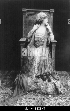 Sarah Bernhardt, pleine longueur portrait, assis dans un trône comme président ; dans des costumes, circa 1917 Banque D'Images