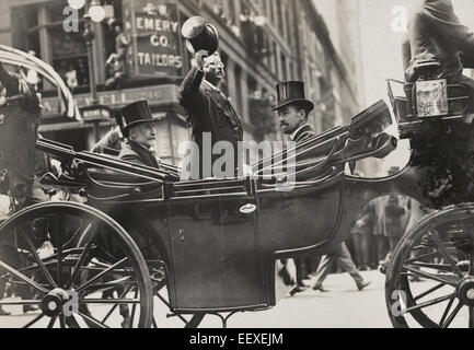 Maire Gaynor, le Colonel Roosevelt et de Cornelius Vanderbilt sur la 5e Avenue. Theodore Roosevelt debout dans un chariot avec son chapeau incliné aux spectateurs tandis que Maire Gaynor et de Cornelius Vanderbilt rester assis. Banque D'Images