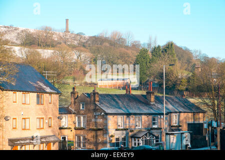 Holcombe brook un village de Lancashire avec tour sur Peel holcombe Hill dans l'arrière-plan, rendre hommage à l'ancien Premier Ministre Banque D'Images