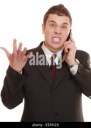 Les difficultés relationnelles. Angry Man talking on mobile téléphone cellulaire. Fury businessman screaming, expression faciale isolat négatif Banque D'Images