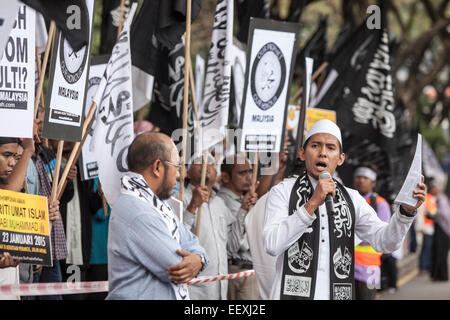 Kuala Lumpur, Malaisie. 23 Jan, 2015. Les membres du groupe islamiste du Hizbut Tahrir étape prendre part à une manifestation condamnant le magazine satirique français Charlie Hebdo et le gouvernement français aurait deux poids deux mesures en ce qui concerne la liberté d'expression, à l'extérieur de l'Ambassade de France à Kuala Lumpur, Malaisie, le 23 janvier, 2015 Banque D'Images