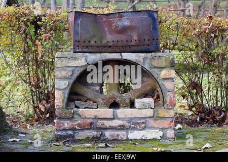 Retro Vintage fer rouillé brazier barbecue concept. Objet de la dix-neuvième siècle et mur de briques. Focus Art Banque D'Images