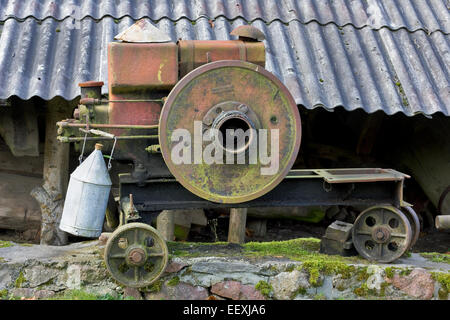 Vintage moisis fer rouillé moussus concept moteur essence. Mécanisme rural du xixe siècle. Art au point sélective Banque D'Images