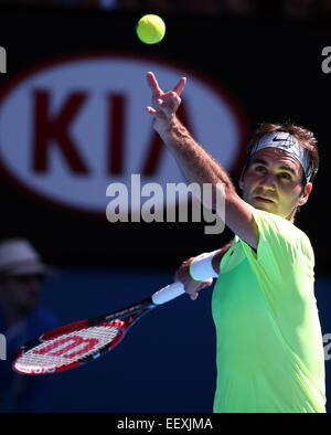 Melbourne, Australie. 23 Jan, 2015. La Suisse de Roger Federer sert au cours de la troisième tour du simple messieurs contre Andreas Seppi de l'Italie, à l'Australian Open 2015 Tournoi de tennis à Melbourne, Australie, le 23 janvier 2015. Seppi a gagné 3-1. Credit : Xu Yanyan/Xinhua/Alamy Live News Banque D'Images