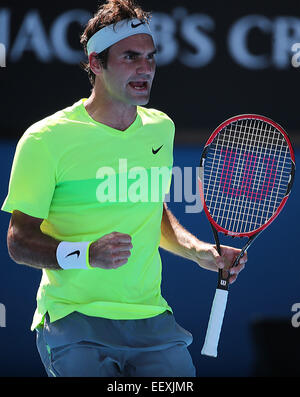 Melbourne, Australie. 23 Jan, 2015. Roger Federer Suisse réagit au cours du troisième match de simple messieurs contre Andreas Seppi de l'Italie, à l'Australian Open 2015 Tournoi de tennis à Melbourne, Australie, le 23 janvier 2015. Seppi a gagné 3-1. Credit : Xu Yanyan/Xinhua/Alamy Live News Banque D'Images