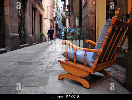 Vue d'une rue étroite avec une atmosphère de village dans quartier du Born à Barcelone, Espagne Banque D'Images