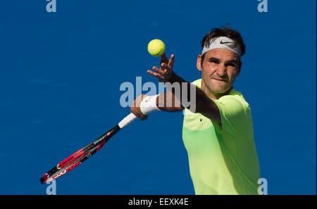 Melbourne, Australie. 23 Jan, 2015. La Suisse de Roger Federer sert durant son masculin troisième match contre Andreas Seppi de l'Italie à l'Australian Open tournament à Melbourne, Australie, le 23 janvier 2015. Federer a perdu 1-3. Credit : Bai Xue/Xinhua/Alamy Live News Banque D'Images