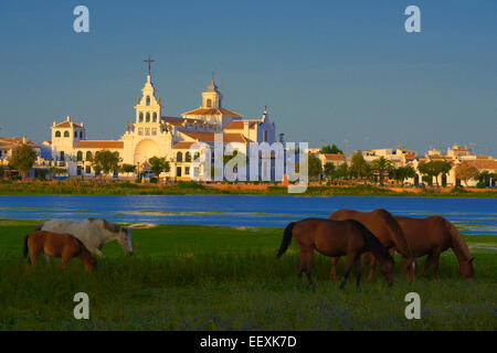 El Rocio village et Ermita del Rocío hermitage dans la lumière du matin, El Rocio, Almonte, Marismas de Doñana, province de Huelva Banque D'Images