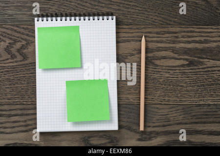 Bloc-notes avec crayon et les notes sur la table en chêne, vue du dessus Banque D'Images
