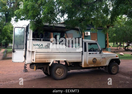 Jeep safari en stationnement en parc national de Yala, au Sri Lanka, Province du Sud, Asie Banque D'Images
