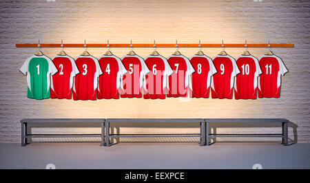 Ligne de maillots de football rouge pendaison au vestiaire. Banque D'Images