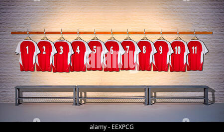 Ligne de maillots de football rouge pendaison au vestiaire. Banque D'Images