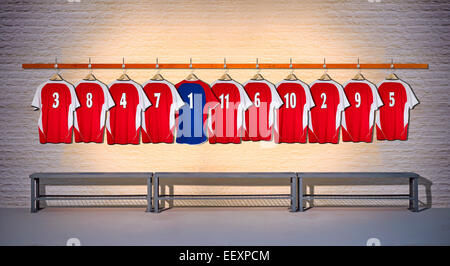 Ligne de maillots de football rouge pendaison au vestiaire. Banque D'Images