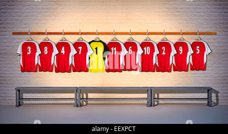 Ligne de maillots de football rouge pendaison au vestiaire. Banque D'Images