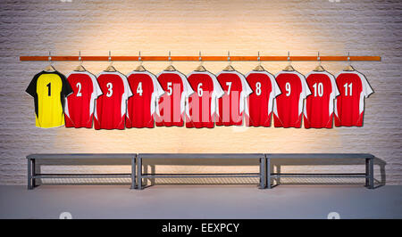 Ligne de maillots de football rouge pendaison au vestiaire. Banque D'Images