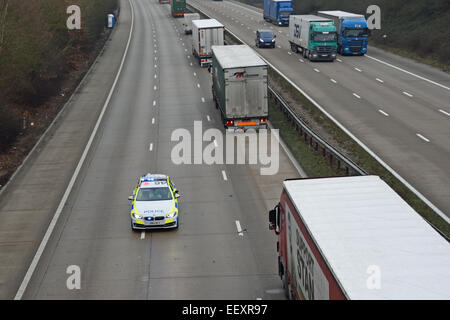 Ashford, Kent, UK. 23 Jan, 2015. La phase 2 de l'opération se poursuit aujourd'hui la pile en raison de retards dans le Tunnel sous la Manche. L'opération concerne des véhicules de transport de marchandises étant empilées sur l'autoroute M20 coastbound entre les sorties 8 et 9 de la police en attendant l'autorisation de poursuivre. D'autres véhicules circulant vers la côte est acheminé via l'A20, tandis que le London lié chaussée actuelle n'est pas affectée. De graves retards sont signalés et l'opération est appelée à se poursuivre à travers la fin de semaine. Crédit : Paul Martin/Alamy Live News Banque D'Images