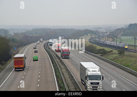 Ashford, Kent, UK. 23 Jan, 2015. La phase 2 de l'opération se poursuit aujourd'hui la pile en raison de retards dans le Tunnel sous la Manche. L'opération concerne des véhicules de transport de marchandises étant empilées sur l'autoroute M20 coastbound entre les sorties 8 et 9 de la police en attendant l'autorisation de poursuivre. D'autres véhicules circulant vers la côte est acheminé via l'A20, tandis que le London lié chaussée actuelle n'est pas affectée. De graves retards sont signalés et l'opération est appelée à se poursuivre à travers la fin de semaine. Crédit : Paul Martin/Alamy Live News Banque D'Images