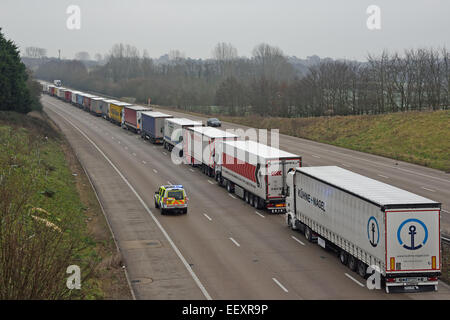 Ashford, Kent, UK. 23 Jan, 2015. La phase 2 de l'opération se poursuit aujourd'hui la pile en raison de retards dans le Tunnel sous la Manche. L'opération concerne des véhicules de transport de marchandises étant empilées sur l'autoroute M20 coastbound entre les sorties 8 et 9 de la police en attendant l'autorisation de poursuivre. D'autres véhicules circulant vers la côte est acheminé via l'A20, tandis que le London lié chaussée actuelle n'est pas affectée. De graves retards sont signalés et l'opération est appelée à se poursuivre à travers la fin de semaine. Crédit : Paul Martin/Alamy Live News Banque D'Images