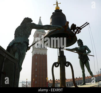 Venise, Italie. 09Th Nov, 2014. Une vue sur les deux sculptures en bronze sur la Torre dell Orologio, en face de l'hôtel Campanile, sur la Piazza San Marco à Venise, Italie, 09 septembre 2014. La tour de l'horloge a été inauguré en 1499 et dispose de deux sculptures en bronze qui indiquent l'heure complète en frappant le twoer's bell. Photo : Waltraud Grubitzsch/ZB - AUCUN FIL - SERVICE/dpa/Alamy Live News Banque D'Images