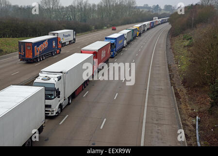 Ashford, Kent, UK. 23 Jan, 2015. La phase 2 de l'opération se poursuit aujourd'hui la pile en raison de retards dans le Tunnel sous la Manche. L'opération concerne des véhicules de transport de marchandises étant empilées sur l'autoroute M20 coastbound entre les sorties 8 et 9 de la police en attendant l'autorisation de poursuivre. D'autres véhicules circulant vers la côte est acheminé via l'A20, tandis que le London lié chaussée actuelle n'est pas affectée. De graves retards sont signalés et l'opération est appelée à se poursuivre à travers la fin de semaine. Crédit : Paul Martin/Alamy Live News Banque D'Images