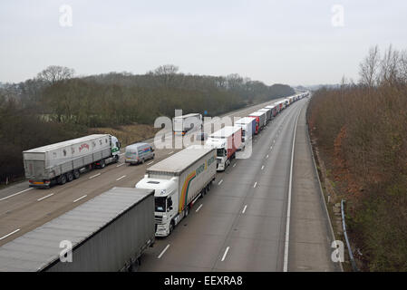 Ashford, Kent, UK. 23 Jan, 2015. La phase 2 de l'opération se poursuit aujourd'hui la pile en raison de retards dans le Tunnel sous la Manche. L'opération concerne des véhicules de transport de marchandises étant empilées sur l'autoroute M20 coastbound entre les sorties 8 et 9 de la police en attendant l'autorisation de poursuivre. D'autres véhicules circulant vers la côte est acheminé via l'A20, tandis que le London lié chaussée actuelle n'est pas affectée. De graves retards sont signalés et l'opération est appelée à se poursuivre à travers la fin de semaine. Crédit : Paul Martin/Alamy Live News Banque D'Images