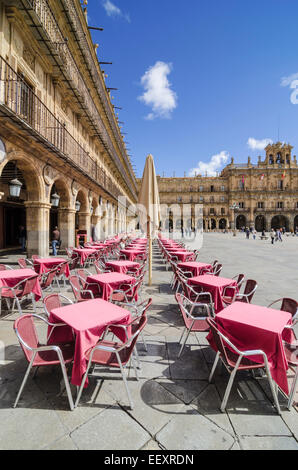 Cafe tables et chaises dans le style baroque, Plaza Mayor Salamanca, Espagne Banque D'Images