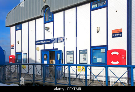 La porte d'entrée à la fin de la jetée de Cromer, Station de sauvetage de Norfolk, Angleterre, Royaume-Uni. Banque D'Images