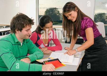 Les élèves et le professeur dans une salle de classe Banque D'Images