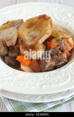Lancashire Hotpot traditionnellement faite de tête d'agneau avec pommes de terre en tranches Banque D'Images