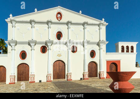 Célèbre façade du Musée & Couvent de San Francisco (1529), la plus ancienne église en Amérique centrale ; Granada, Nicaragua. Banque D'Images