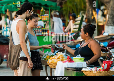Les touristes et étal de vendeur alimentaire dans le Parque Central dans le centre de cette ville historique, Granada, Nicaragua. Banque D'Images